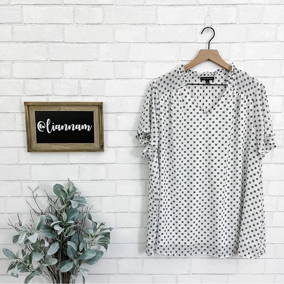 Lane Bryant Tops - Lane Bryant White & Black Patterned Short Sleeve V-Neck Blouse